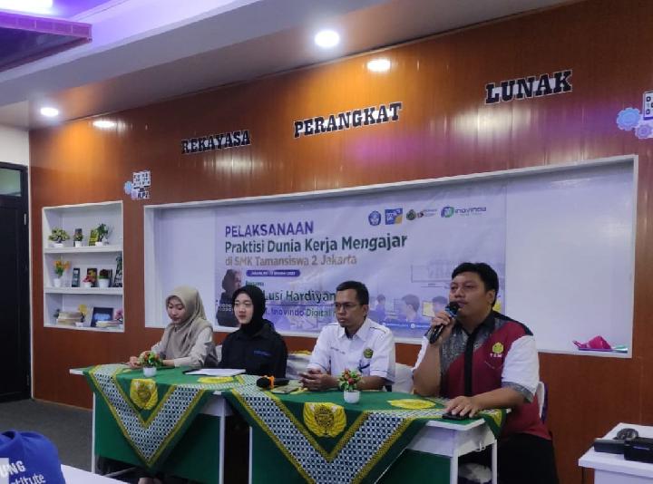 Tim Inovindo menjadi Guru Tamu RPL di SMK Tamansiswa 2 Jakarta